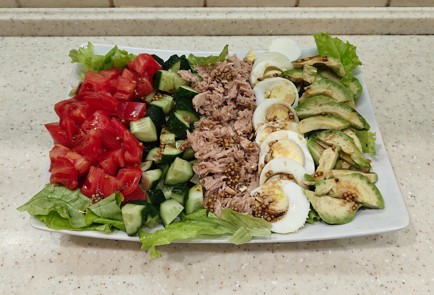 Фото шага рецепта Салат с тунцом и авокадо 191380 шаг 12  