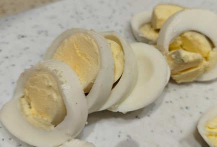 Фото шага рецепта Салат с тунцом и авокадо 191380 шаг 2  