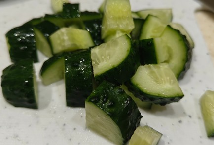 Фото шага рецепта Салат с тунцом и авокадо 191380 шаг 3  