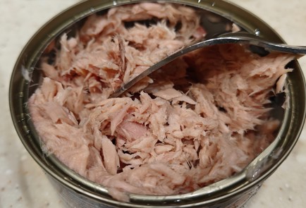 Фото шага рецепта Салат с тунцом и авокадо 191380 шаг 7  