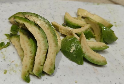 Фото шага рецепта Салат с тунцом и авокадо 191380 шаг 8  