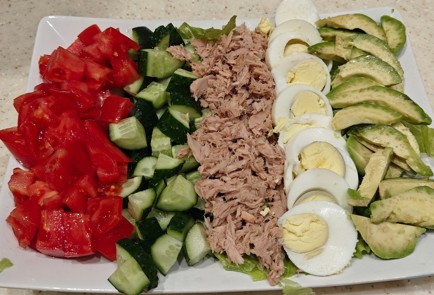 Фото шага рецепта Салат с тунцом и авокадо 191380 шаг 9  