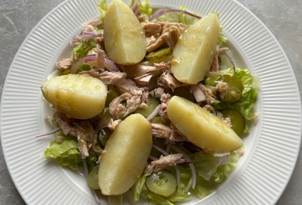 Фото шага рецепта Салат с тунцом и молодым картофелем 174126 шаг 11  