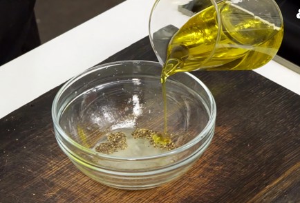 Фото шага рецепта Салат с тунцом и молодым сыром 91363 шаг 2  