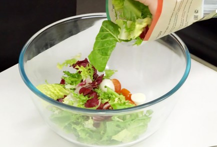 Фото шага рецепта Салат с тунцом и молодым сыром 91363 шаг 4  