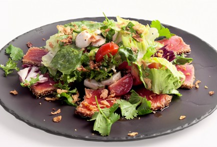 Фото шага рецепта Салат с тунцом и молодым сыром 91363 шаг 5  