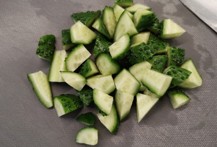 Фото шага рецепта Салат с тунцом и помидорами 190896 шаг 2  