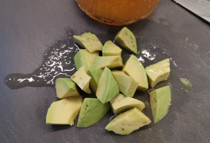 Фото шага рецепта Салат с тунцом и помидорами 190896 шаг 4  