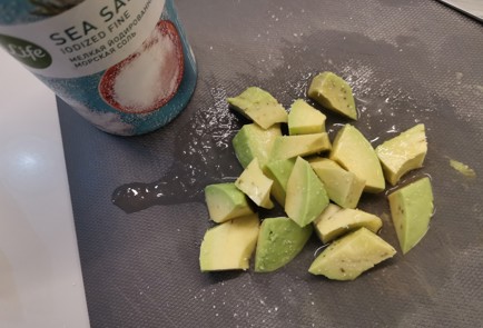 Фото шага рецепта Салат с тунцом и помидорами 190896 шаг 5  