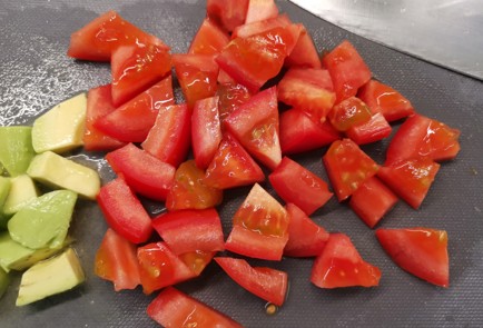 Фото шага рецепта Салат с тунцом и помидорами 190896 шаг 6  