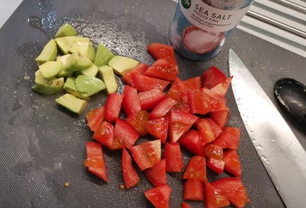 Фото шага рецепта Салат с тунцом и помидорами 190896 шаг 7  