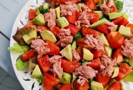 Фото шага рецепта Салат с тунцом и помидорами 190896 шаг 9  
