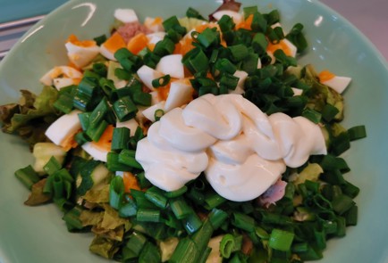 Фото шага рецепта Салат с тунцом и яйцом 186545 шаг 11  