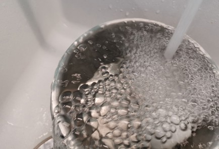 Фото шага рецепта Салат с тунцом и яйцом 186545 шаг 2  