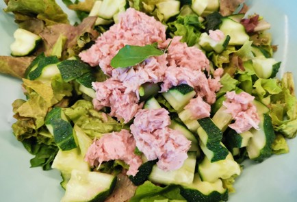 Фото шага рецепта Салат с тунцом и яйцом 186545 шаг 7  