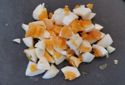 Фото шага рецепта Салат с тунцом и яйцом 186545 шаг 8  