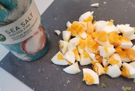 Фото шага рецепта Салат с тунцом и яйцом 186545 шаг 9  