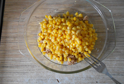 Фото шага рецепта Салат с тунцом кукурузой и огурцом 152106 шаг 2  