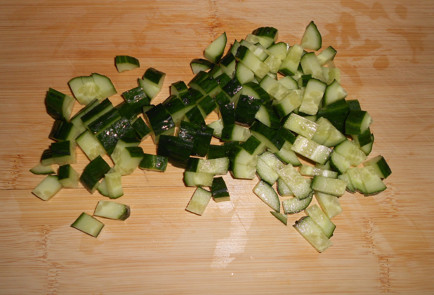 Фото шага рецепта Салат с тунцом кукурузой и огурцом 152106 шаг 3  