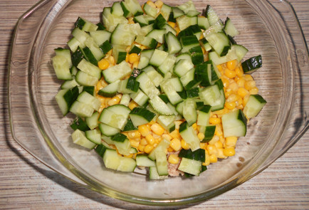 Фото шага рецепта Салат с тунцом кукурузой и огурцом 152106 шаг 4  
