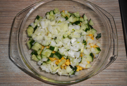 Фото шага рецепта Салат с тунцом кукурузой и огурцом 152106 шаг 5  
