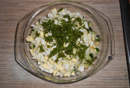 Фото шага рецепта Салат с тунцом кукурузой и огурцом 152106 шаг 6  