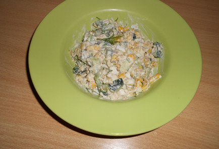 Фото шага рецепта Салат с тунцом кукурузой и огурцом 152106 шаг 8  