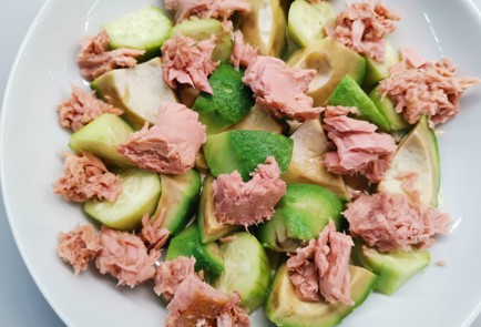 Фото шага рецепта Салат с тунцом яйцом и огурцом 191046 шаг 10  