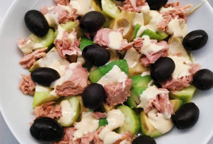 Фото шага рецепта Салат с тунцом яйцом и огурцом 191046 шаг 12  