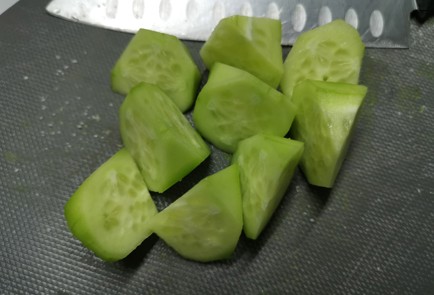 Фото шага рецепта Салат с тунцом яйцом и огурцом 191046 шаг 2  