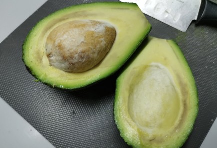 Фото шага рецепта Салат с тунцом яйцом и огурцом 191046 шаг 3  