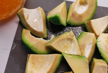 Фото шага рецепта Салат с тунцом яйцом и огурцом 191046 шаг 4  