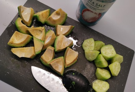 Фото шага рецепта Салат с тунцом яйцом и огурцом 191046 шаг 5  