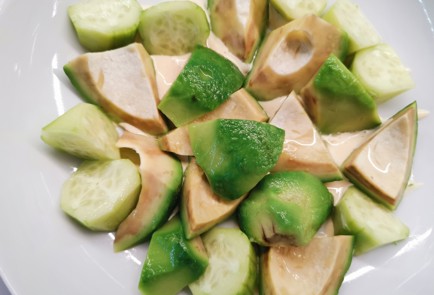 Фото шага рецепта Салат с тунцом яйцом и огурцом 191046 шаг 9  