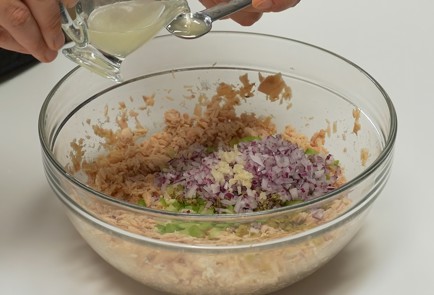 Фото шага рецепта Салат с тунцом 139961 шаг 2  