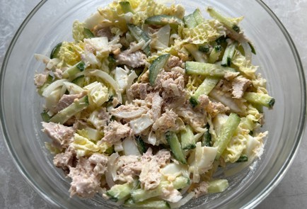 Фото шага рецепта Салат с тунцом 174274 шаг 9  