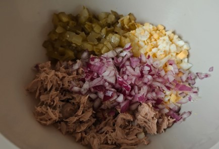 Фото шага рецепта Салат с тунцом 189289 шаг 7  