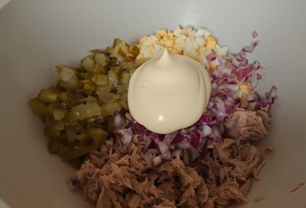 Фото шага рецепта Салат с тунцом 189289 шаг 8  