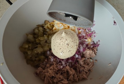 Фото шага рецепта Салат с тунцом 189289 шаг 9  