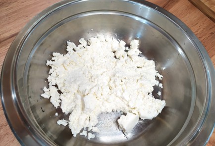 Фото шага рецепта Салат с творогом редисом и свежим огурцом 189207 шаг 1  