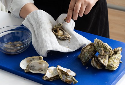 Фото шага рецепта Салат с устрицами 151700 шаг 2  