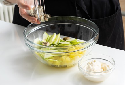 Фото шага рецепта Салат с устрицами 151700 шаг 3  