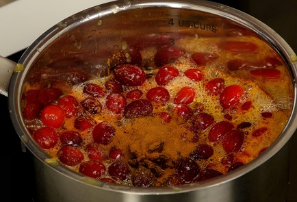 Фото шага рецепта Салат с утиной грудкой рукколой и клюквенным соусом 114447 шаг 2