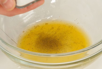 Фото шага рецепта Салат с утиной грудкой рукколой и клюквенным соусом 114447 шаг 4