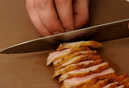 Фото шага рецепта Салат с утиной грудкой рукколой и клюквенным соусом 114447 шаг 5