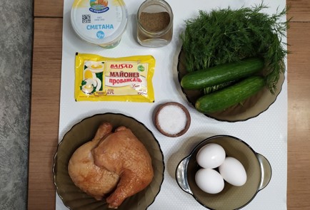 Фото шага рецепта Салат с яичным блинчиком свежим огурцом и копченым цыпленком 187420 шаг 1  