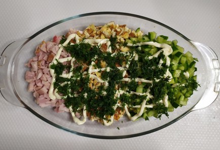 Фото шага рецепта Салат с яичным блинчиком свежим огурцом и копченым цыпленком 187420 шаг 10  