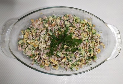 Фото шага рецепта Салат с яичным блинчиком свежим огурцом и копченым цыпленком 187420 шаг 11  