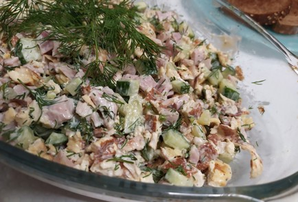 Фото шага рецепта Салат с яичным блинчиком свежим огурцом и копченым цыпленком 187420 шаг 12  