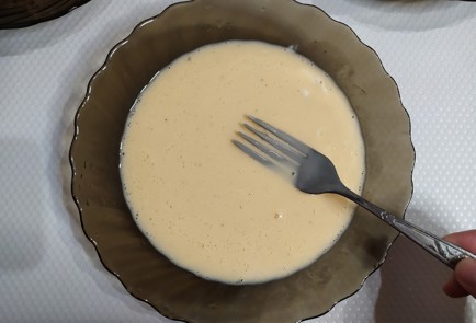 Фото шага рецепта Салат с яичным блинчиком свежим огурцом и копченым цыпленком 187420 шаг 3  